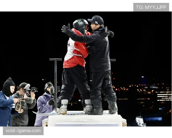 苏翊鸣比赛间隙竟然还带着私人助理，这待遇跟明星经纪人差不多了吧？